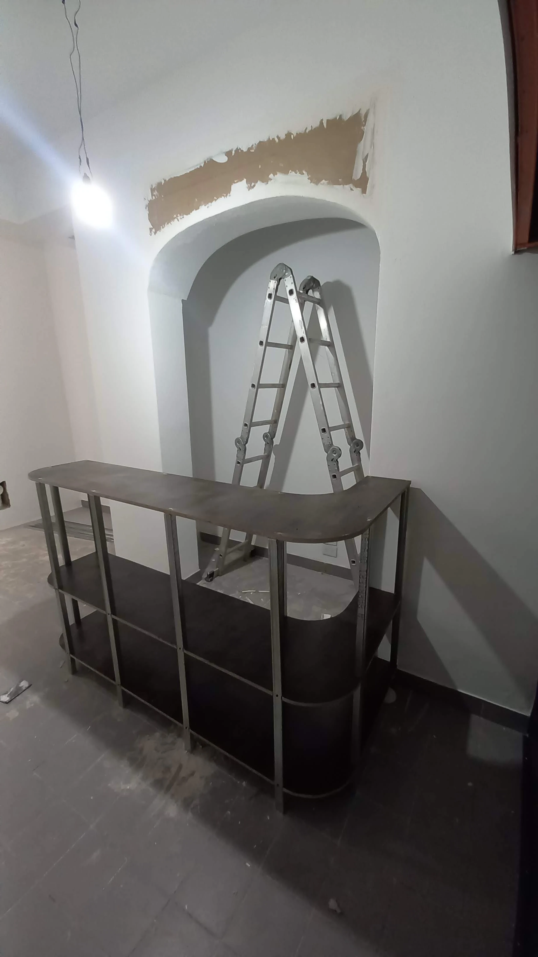 Estructura del mostrador y apertura de la arcada en obra