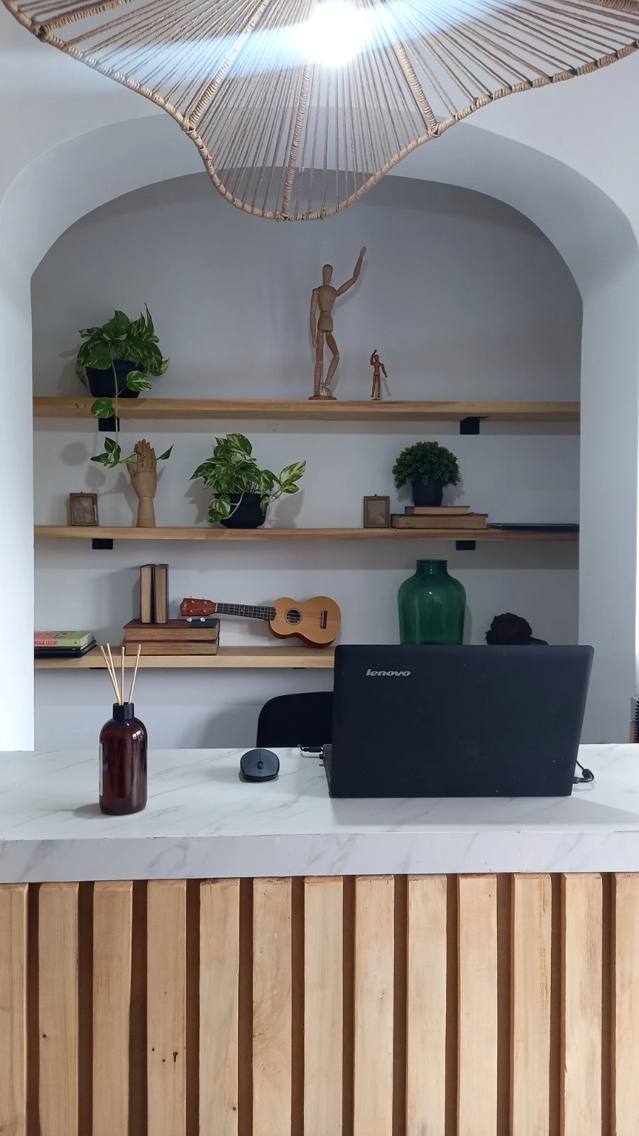Mostrador terminado con listones de madera y arcada con estantes