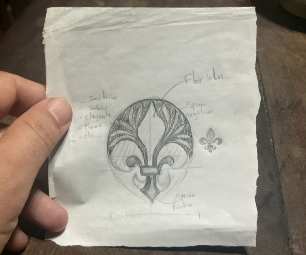Boceto inicial del logo a lápiz