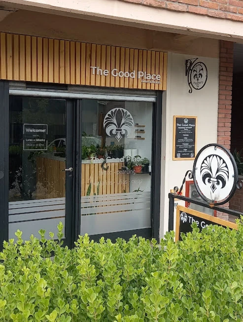 The Good Place - Frente del local luminoso y plantas
