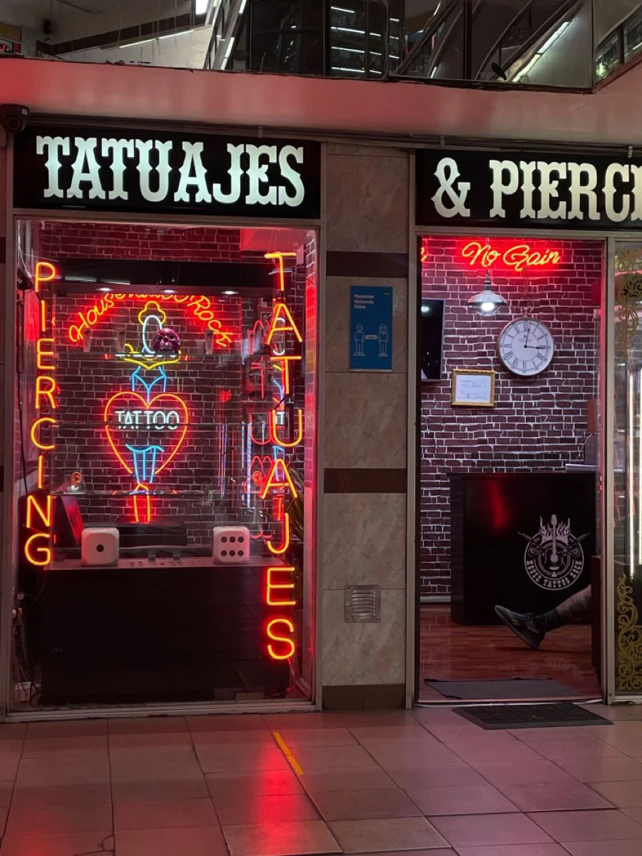 Estudio tradicional de tattoo con neón